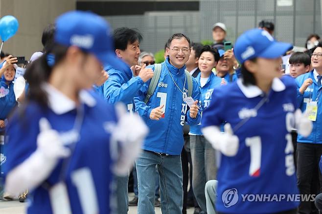유세 활동하는 김상욱 의원  더불어민주당에 입당한 김상욱 의원이 지난 19일 서울 용산역광장에서 열린 더불어민주당 이재명 대선 후보의 집중유세에서 유세 활동을 하고 있다.[공동취재]