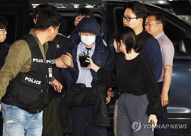 시흥 흉기사건 용의자 시흥경찰서로 압송 (시흥=연합뉴스) 홍기원 기자 = 시흥 흉기사건의 용의자인 차철남이 19일 경찰에 긴급체포돼 경기 시흥경찰서로 압송되고 있다. 
    차철남은 이달 시흥시 정왕동 소재 자기 집 등에서 2명을 살해하고, 이날 인근의 편의점 주인과 자기집 건물주 등 2명을 흉기로 찔러 다치게 한 혐의를 받고 있다. 2025.5.19 xanadu@yna.co.kr