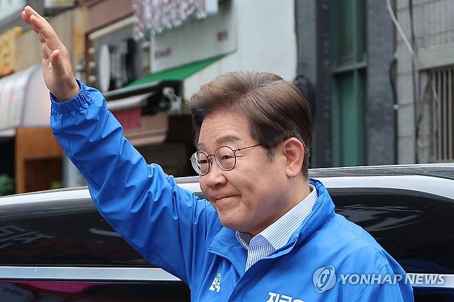 의정부에 도착한 이재명 후보 (의정부=연합뉴스) 김주성 기자 = 더불어민주당 이재명 대선 후보가 20일 유세가 열리는 경기 의정부 로데오거리에 도착해 시민들에게 인사하고 있다. 2025.5.20 utzza@yna.co.kr