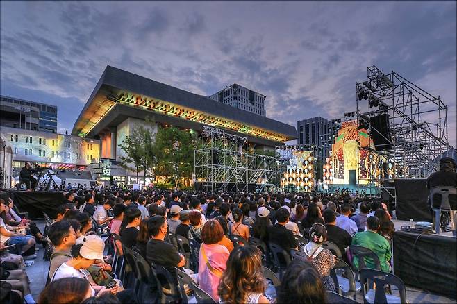 지난해 서울시오페라단의 야외오페라 공연 모습. 올해는 세종문화회관 중앙 계단에 무대를 설치한다. [세종문화회관 제공. 재판매 및 DB금지]