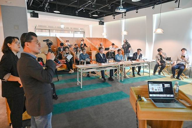 원주시 방문단에게 기술 협력 관련 설명하는 조니 리(Johnny Lee·왼쪽 두 번째) 아이스테이징 대표