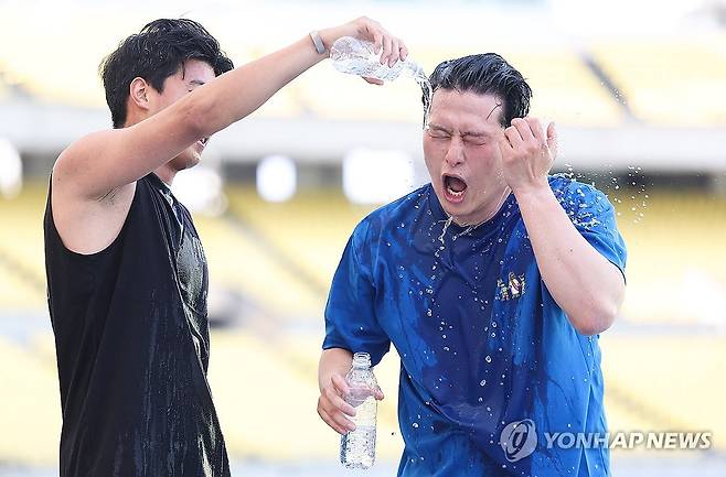 물로 식혀보는 5월의 더위 (대구=연합뉴스) 윤관식 기자 = 대구 낮 최고기온이 33.4도까지 오른 20일 대구스타디움에서 열린 대구시 재난안전기동대 채용 체력 검정을 마친 한 응시자가 시원한 물로 세수하고 있다. 2025.5.20 psik@yna.co.kr