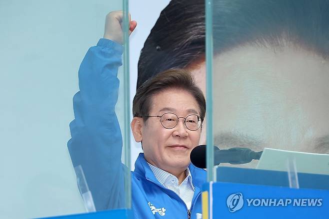 방탄 유리 안 지지 호소하는 이재명 후보 (의정부=연합뉴스) 김주성 기자 = 더불어민주당 이재명 대선 후보가 20일 경기 의정부 로데오거리에서 열린 유세에서 시민들에게 지지를 호소하고 있다. 2025.5.20 utzza@yna.co.kr