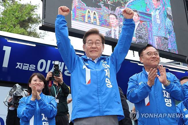 의정부 시민들에게 인사하는 이재명 후보 (의정부=연합뉴스) 김주성 기자 = 더불어민주당 이재명 대선 후보가 20일 경기 의정부 로데오거리에서 열린 유세에서 시민들에게 인사하고 있다. 2025.5.20 utzza@yna.co.kr
