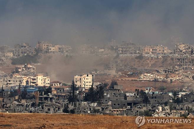이스라엘군의 폭격 이후 곳곳에서 연기가 치솟는 가자지구 [AFP 연합뉴스 자료사진. 재판매 및 DB 금지]