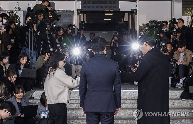 탄핵 소추 기각으로 업무 복귀하는 서울중앙지검장에 쏠린 시선 (서울=연합뉴스) 황광모 기자 = 헌법재판소가 이창수 서울중앙지검장에 대한 국회의 탄핵소추를 기각한 13일 이 지검장이 서울 서초구 서울중앙지검으로 출근, 취재진 앞에 서고 있다.
     헌재는 검찰이 김건희 여사를 제3의 장소에서 조사한 것이 재량권 남용이 아니며 도이치모터스 사건 관련 허위사실을 발표했다고 볼 수 없다며 탄핵소추를 기각했다. 2025.3.13 hkmpooh@yna.co.kr