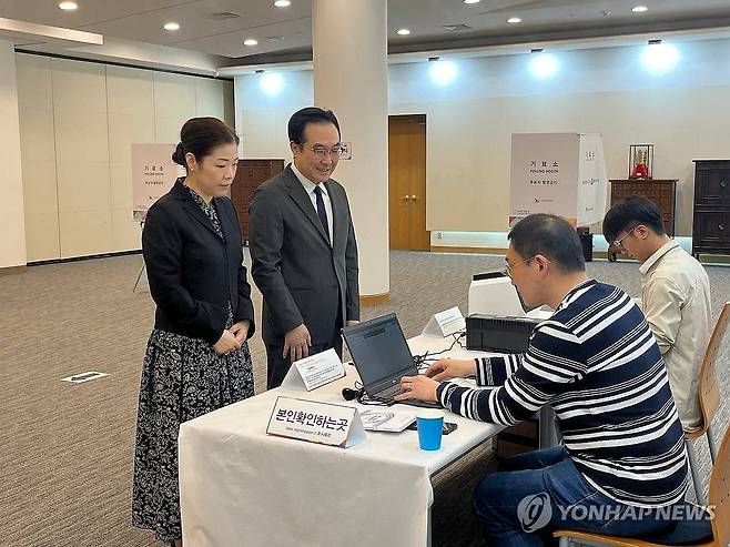 투표하는 주러시아대사 부부 (모스크바=연합뉴스) 20일(현지시간) 러시아 모스크바에 위치한 주러시아대사관에서 이도훈 주러시아 대사 부부가 투표를 위해 본인확인을 하고 있다. 2025.5.20 [주러시아대사관 제공. 재판매 및 DB 금지] photo@yna.co.kr