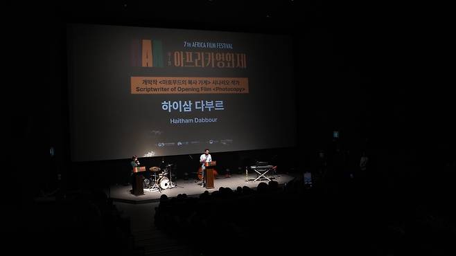 인사말 하는 '제7회 아프리카영화제' 개막작 시나리오 작가 [한·아프리카재단 제공. 재판매 및 DB 금지]