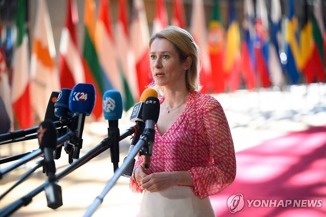 취재진 질문에 답하는 EU 외교수장 [AFP 연합뉴스. 재판매 및 DB 금지]