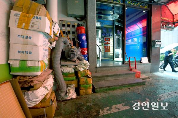 20일 오후 수원시내 한 모텔 전기 계량기앞에 먼지 쌓인 상자와 쓰레기들이 놓여 있어 화재가 우려되고 있다. 2025.5.20 /최은성기자 ces7198@kyeongin.com