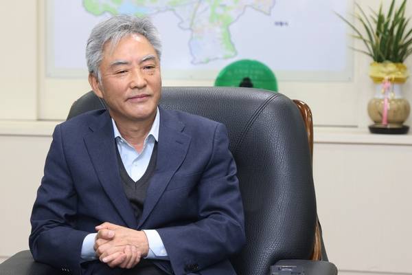 이길호 군포시의원은 “지방의회는 정치보단 실용을 좇아야 한다”며 정쟁에 매몰된 현 지방의회 세태에 일침을 가했다. 대선을 2주 앞두고 정쟁이 극에 달한 시점에서 이 같은 이 의원의 메시지는 시사하는 바가 크다. /군포시의회 제공