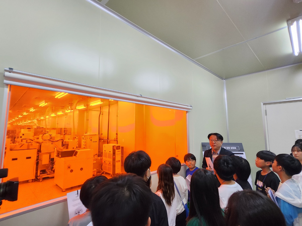 21일 한국세라믹기술원 이천분원에서 반도체 공유학교 수업이 열린 가운데 학생들이 반도체 ‘클린룸’에 대한 설명을 듣고 있다. 김형욱기자 /uk@kyeongin.com