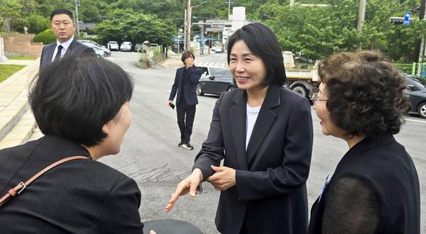 더불어민주당 이재명 대선 후보의 배우자 김혜경 여사가 21일 오전 전남 목포시 공생원을 찾아 시민들과 인사를 하고 있다. 2025.5.21 /연합뉴스