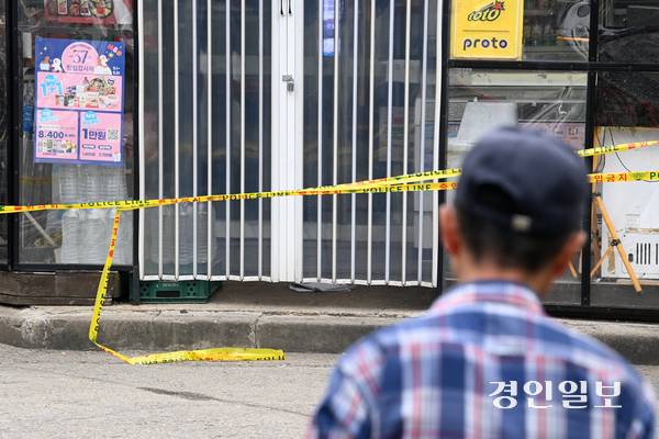 시흥시 정왕동에서 흉기를 휘둘러 2명이 숨진 사건이 발생한 가운데 21일 오후 경찰들이 사건 현장 인근을 순찰하고 있다. 2025.5.21 /최은성기자 ces7198@kyeongin.com