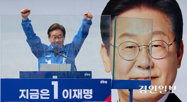 더불어민주당 이재명 대선 후보가 21일 오후 인천 부평역 북광장에서 열린 집중유세장에 도착해 인사를 하고 있다. 2025.5.21 /조재현기자 jhc@kyeongin.com