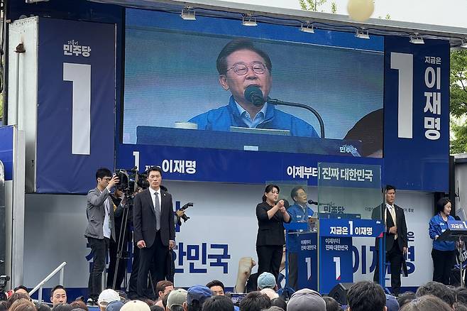 ▲ 20일 파주시 금릉역 중앙광장에서 유세 중인 이재명 더불어민주당 대통령 후보가 지지자들을 향해 발언하고 있다.