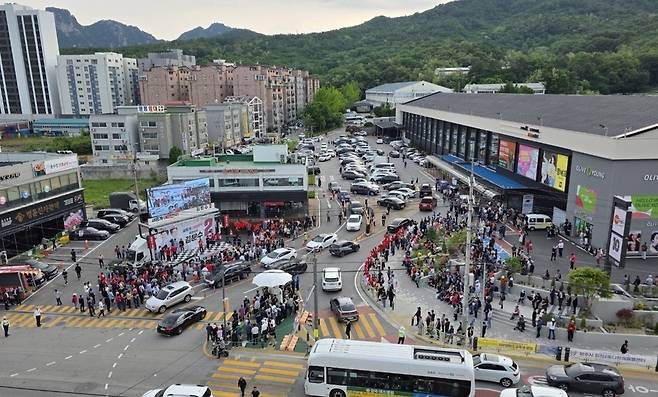▲ 김문수 후보는 21일 양주시 리치마트 인근에서 지지를 호소했다. 이날 현장에는 약 500여명이 모였다.