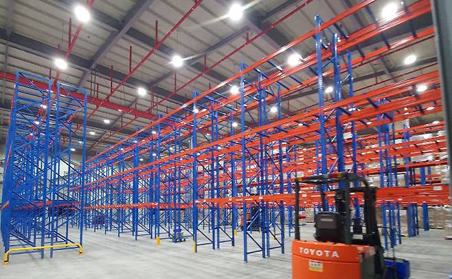 (주)공간진열대는 중부권을 대표하는 '파레트 랙 시스템' 전문업체다.사진은 진열대 설치가 완료된 물류센터 창고 모습. /공간진열대 제공