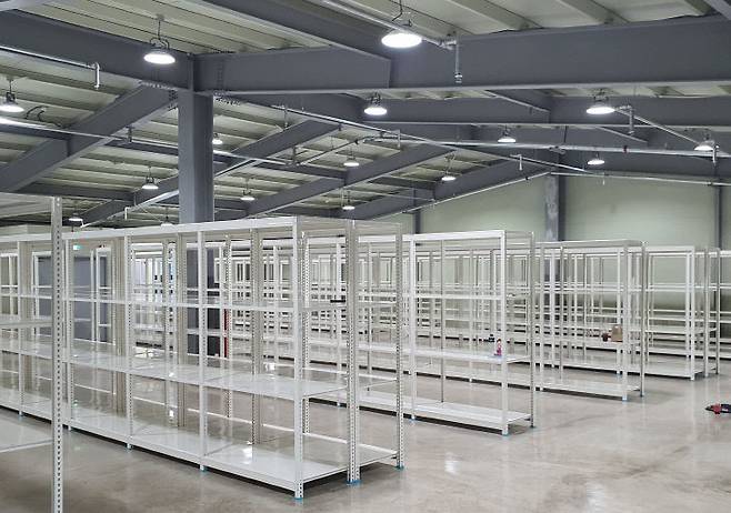 (주)공간진열대는 중부권을 대표하는 '파레트 랙 시스템' 전문업체다.사진은 진열대 설치가 완료된 물류센터 창고 모습.  /공간진열대 제공