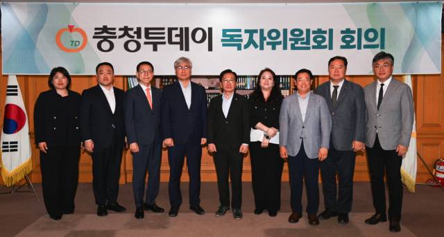 21일 본사 사옥에서 진행된 충청투데이 독자위원회 회의에서 박태건 위원장을 비롯한 독자위원들이 기념촬영을 하고 있다. 김주형 기자 kjh2667_@cctoday.co.kr