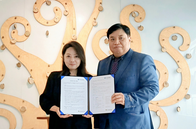 ▲ 박태현 펑션베이㈜ 수석(왼쪽)이 김지언 청주폴리택대 메카트로닉스과 교수에게 리커다인 기증 증서를 전달하고 있다./청주폴리택대 제공