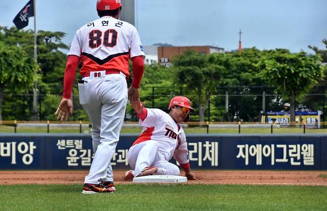 4회말 우전 안타로 출루한 KIA 황대인이 최정용의 우전안타 때 3루에서 세이프 되고 있다.