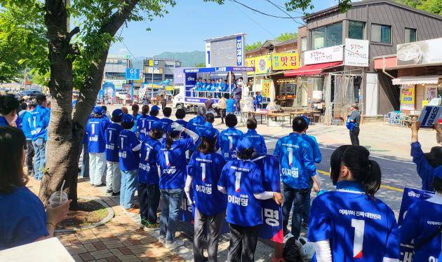 더불어민주당 전남도당과 경남도당이 20일 오후 3시 화개장터에서 ‘영호남 화합 합동 유세’를 열고 이재명 대선 후보 지지유세를 벌이고 있다. /광양=김대수 기자 kds@kwangju.co.kr