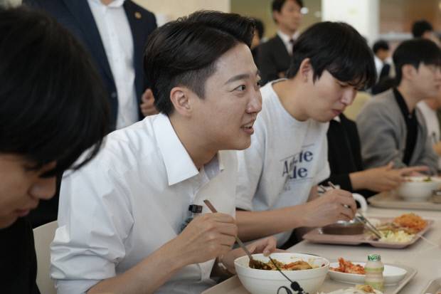 전남대학교 광주캠퍼스 용봉마루 제1학생회관 식당에서 밥을 먹고 있는 이준석 후보의 모습 <전남대학교 총학생회 ‘기억’>