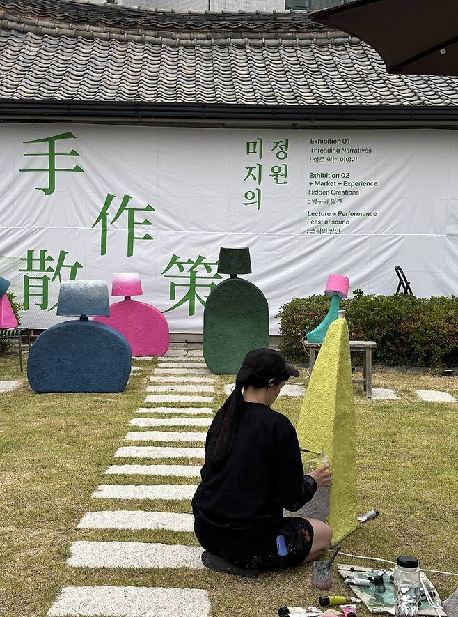 한국을 방문한 에밀리 작가(영국)는 본지의 신문을 이용해 대형 등을 만들었다.