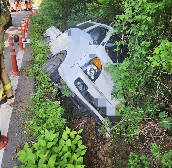 포항시 북구 죽장면 두마리 인근서 전도된 포터. /경북소방본부 제공