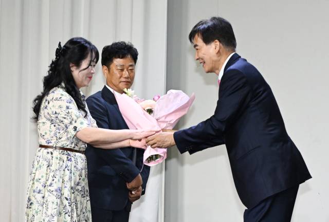 21일 창원 그랜드 머큐어 앰배서더 호텔에서 하충식 세계부부의날위원회 총재가 박원제·우정민씨 부부에게 올해의 부부상을 전달하고 있다./전강용 기자/