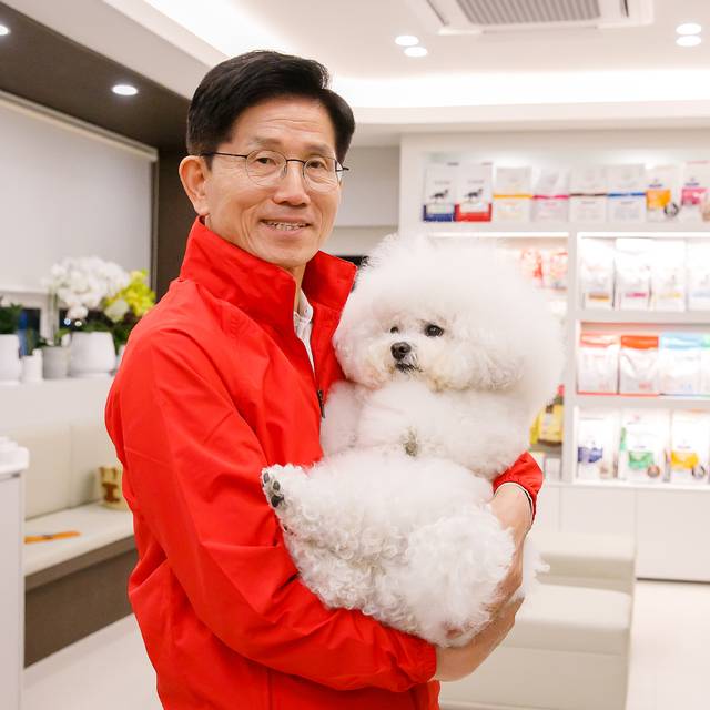 김문수 국민의힘 대선 후보가 지난 13일 대구의 반려동물 전문 병원을 방문해 유기견과 반려동물 보호 현장을 살폈다. 국민의힘 제공