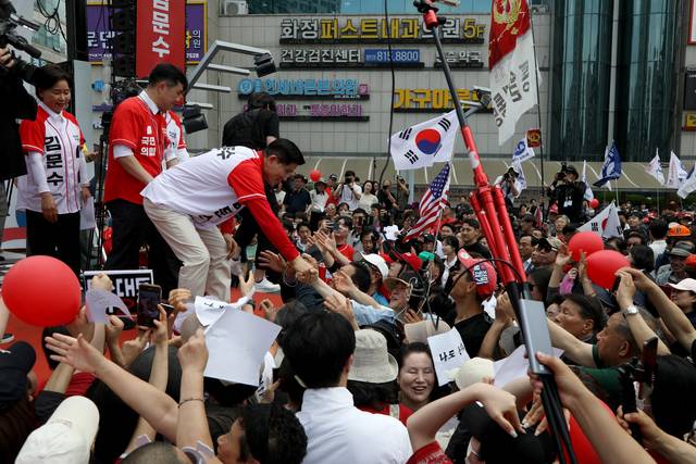 김문수 국민의힘 대선 후보가 지지자들과 악수로 인사를 나누고 있다.