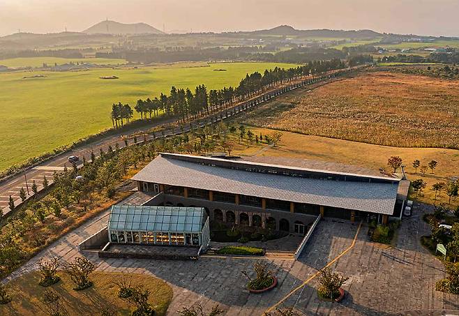 ㈜제주대동(대표이사 원유현)이 제주 애월읍 새별오름 인근에 문을 연 '제주당 베이커리카페'가 오픈 1주년 기념으로 '아트인제주 특별전'을 열고 있다. 6월8일까지 열리는 이번 특별전에는 김용환, 나강, 문창배, 채기선 등 제주작가 14명이 함께 하고 있다. ⓒ제주의소리