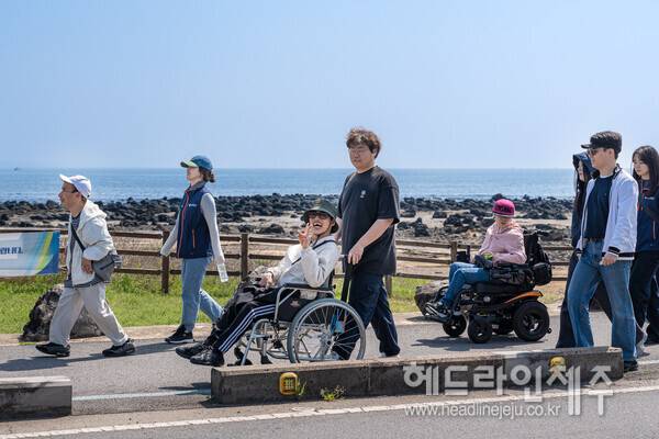 무장애 올레길 걷기 행사. (사진=제주관광공사)