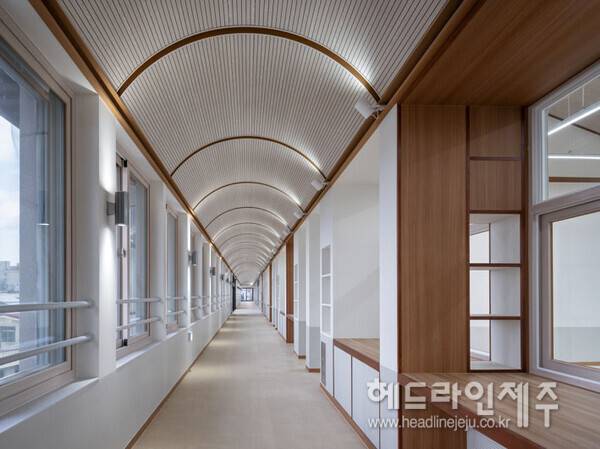 그린스마트스쿨 사업으로 준공된 제주여자상업고등학교 복도.( 사진=제주도교육청)