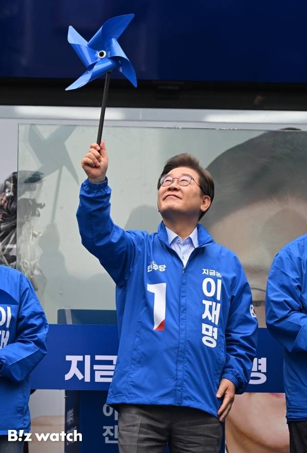 더불어민주당 이재명 대통령선거후보가 20일 오전 의정부시 유세에 나서고 있다./사진=이명근 기자 qwe123@