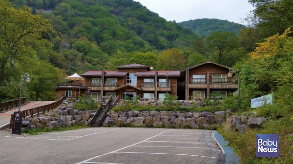 산림청 국립자연휴양림관리소(소장 김명종)는 22일부터 다자녀가구가 국립자연휴양림을 이용할 경우 주차료를 면제한다. 두타산자연휴양림. ⓒ산림청
