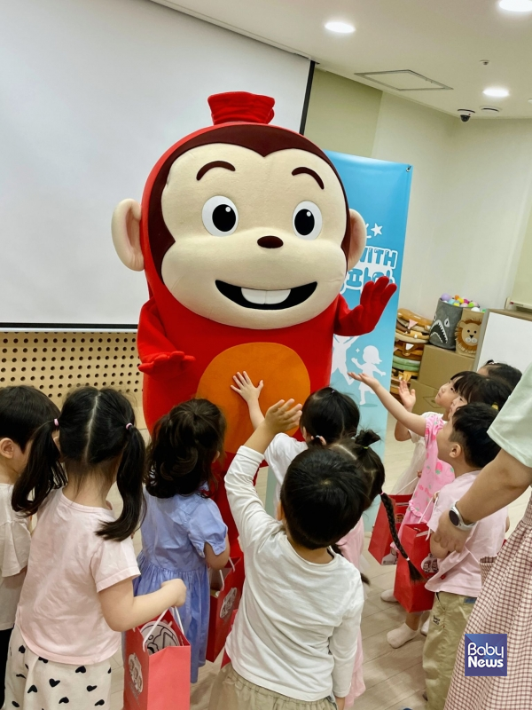 올리브스튜디오의 인기 캐릭터, '코코몽'과 소통하는 아이들. ⓒ지피테라퓨틱스