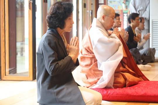 어제(20일) 서울 진관사를 방문한 설난영 씨. (국민의힘 제공)