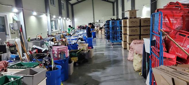 분리배출 대행 서비스를 제공하는 커버링이 가정 생활폐기물을 한 데 모아 분리배출 작업을 실시하고 있는 모습. (사진=커버링)