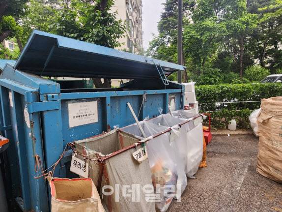 지난 8일 서울 강남구의 한 아파트 분리수거장에 쓰레기가 버려져 있다. (사진=염정인 수습기자)