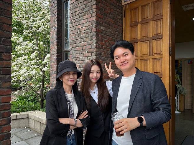 가족사랑으로 위암과 만성콩팥병을 이겨낸 이보영 환자와 신장을 기증한 남편의 가족사진. 가운데는 큰 딸 김혜진(2020 미스코리아 진 수상자) 씨.