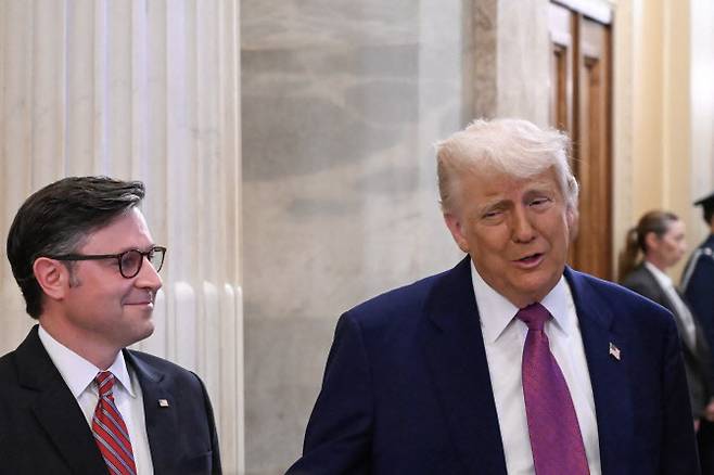 20일(현지시간) 연방 의사당을 찾은 도널드 트럼프 미국 대통령(오른쪽)과  마이크 존슨 하원의장(공화·루이지애나).(사진=AFP)