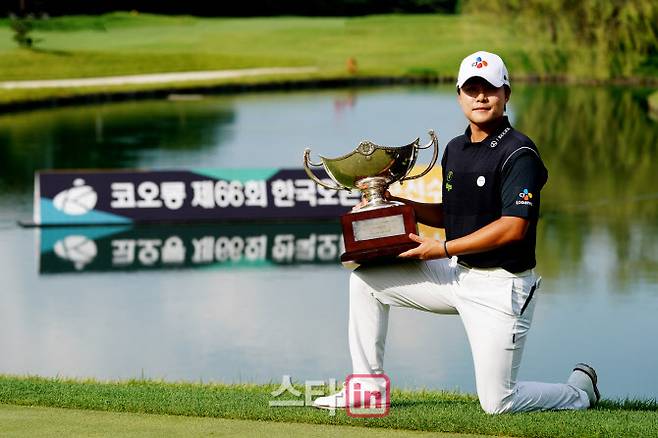 2024년 코오롱 제66회 한국오픈에서 우승한 김민규가 트로피를 들고 기념촬영하고 있다. (사진=코오롱 한국오픈 조직위원회 제공)