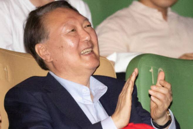 윤석열 전 대통령이 21일 오전 서울 중구 메가박스 동대문점에서 다큐멘터리 영화 ‘부정선거, 신의 작품인가’ 관람을 마친 뒤 박수를 치고 있다. (사진= 뉴시스)
