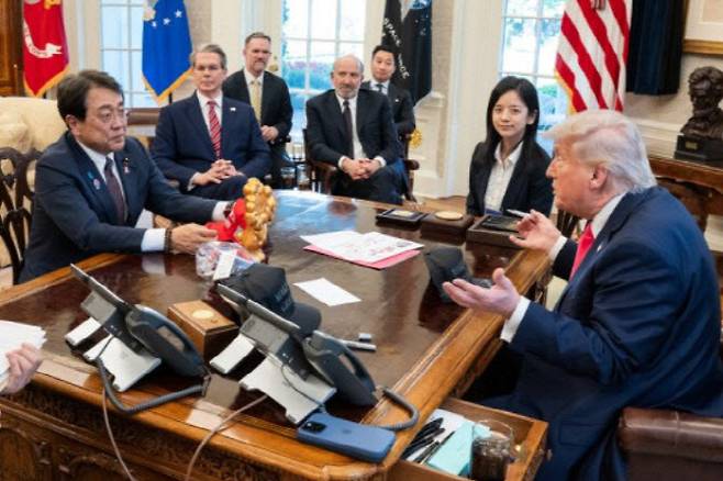 도널드 트럼프(오른쪽) 미국 대통령과 아카자와 료세이 일본 경제재생상이 지난 16일(현지시간) 미국 백악관에서 대화를 나누고 있다. (사진=백악관 제공)