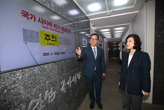이진숙 방송통신위원회 위원장(오른쪽)이 21일 한국인터넷진흥원(KISA) 서울청사에서 이상중 KISA원장으로부터 SKT 사이버 침해사고 이후 ‘국가 사이버 위기 경보단계에 대한 설명을 듣고 있다.(사진=방통위)