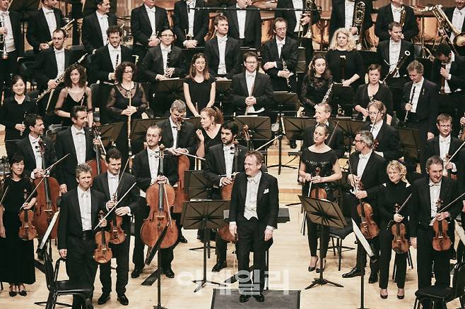 지휘자 조나단 노트와 스위스 로망드 오케스트라의 2019년 롯데콘서트홀 내한공연 장면. (사진=롯데문화재단)