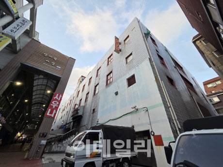 소년 이재명과 그의 어머니가 지키던 공중화장실이 있던 건물 터. 지금은 새 건물이 지어져 예전 흔적은 찾아볼 수 없었다. (성가현 이데일리 수습기자)